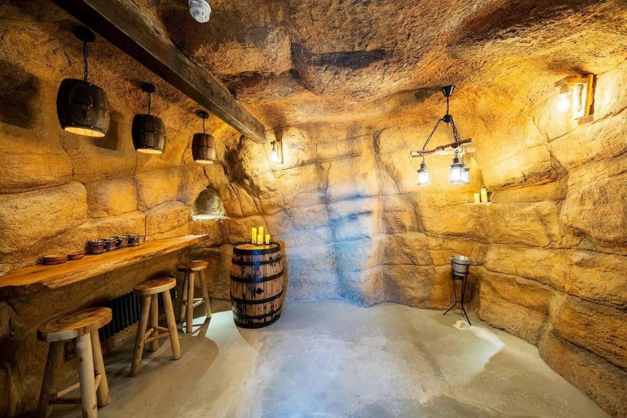 Clwyd Gate Manor Pool Sauna Hottub Cave Wales 루틴 외부 사진
