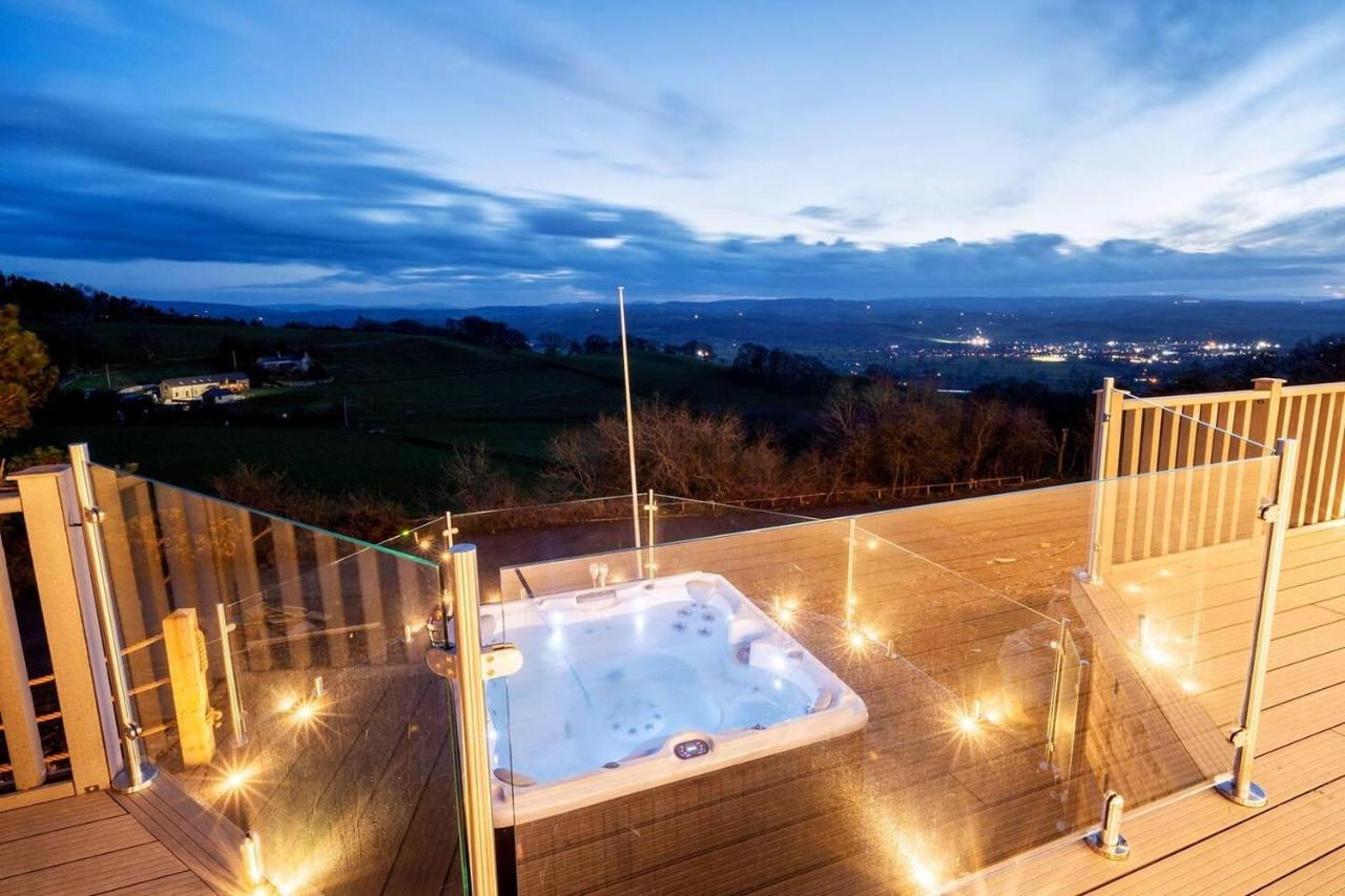 Clwyd Gate Manor Pool Sauna Hottub Cave Wales 루틴 외부 사진